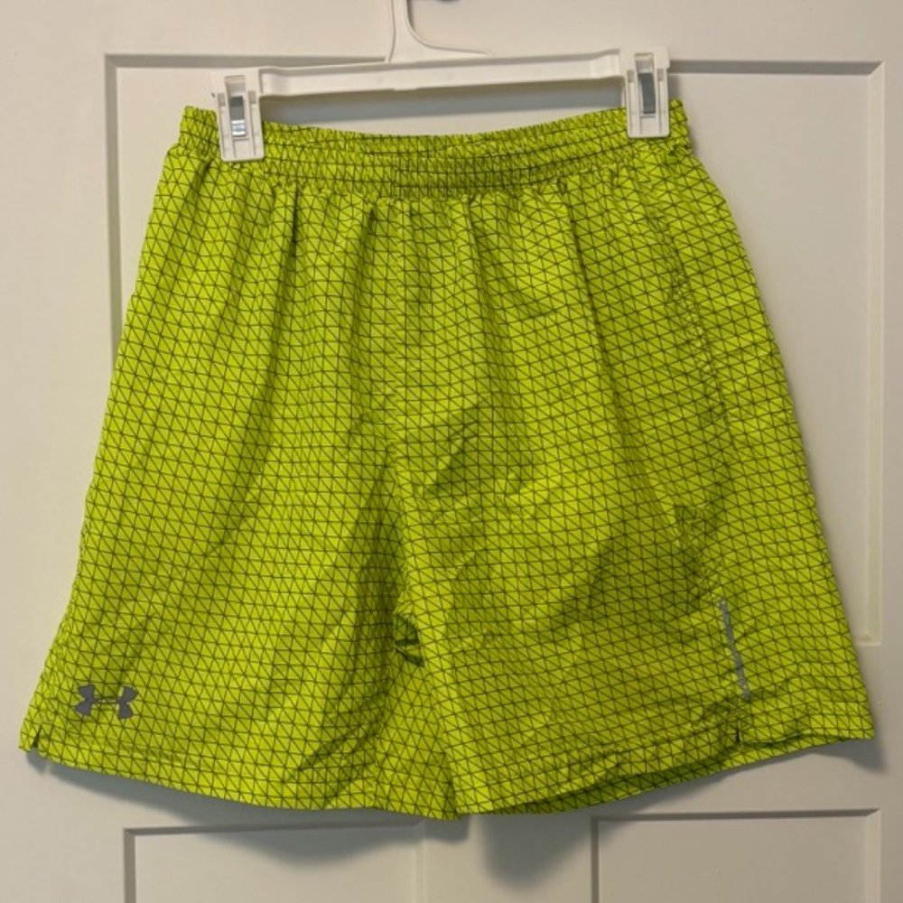 Under Armour | Fitted Heat Gear Athletic Shorts | Men: Size Medium